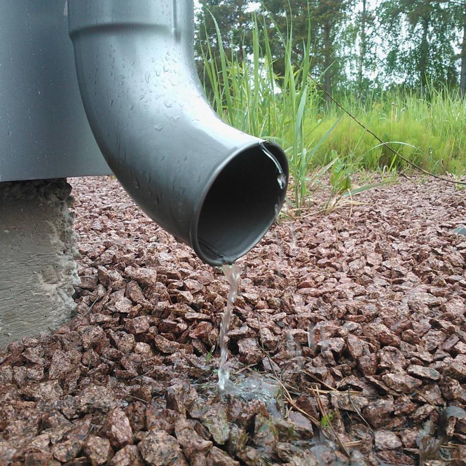 Stuprör med rinnande vatten som exempel på takavvattning.